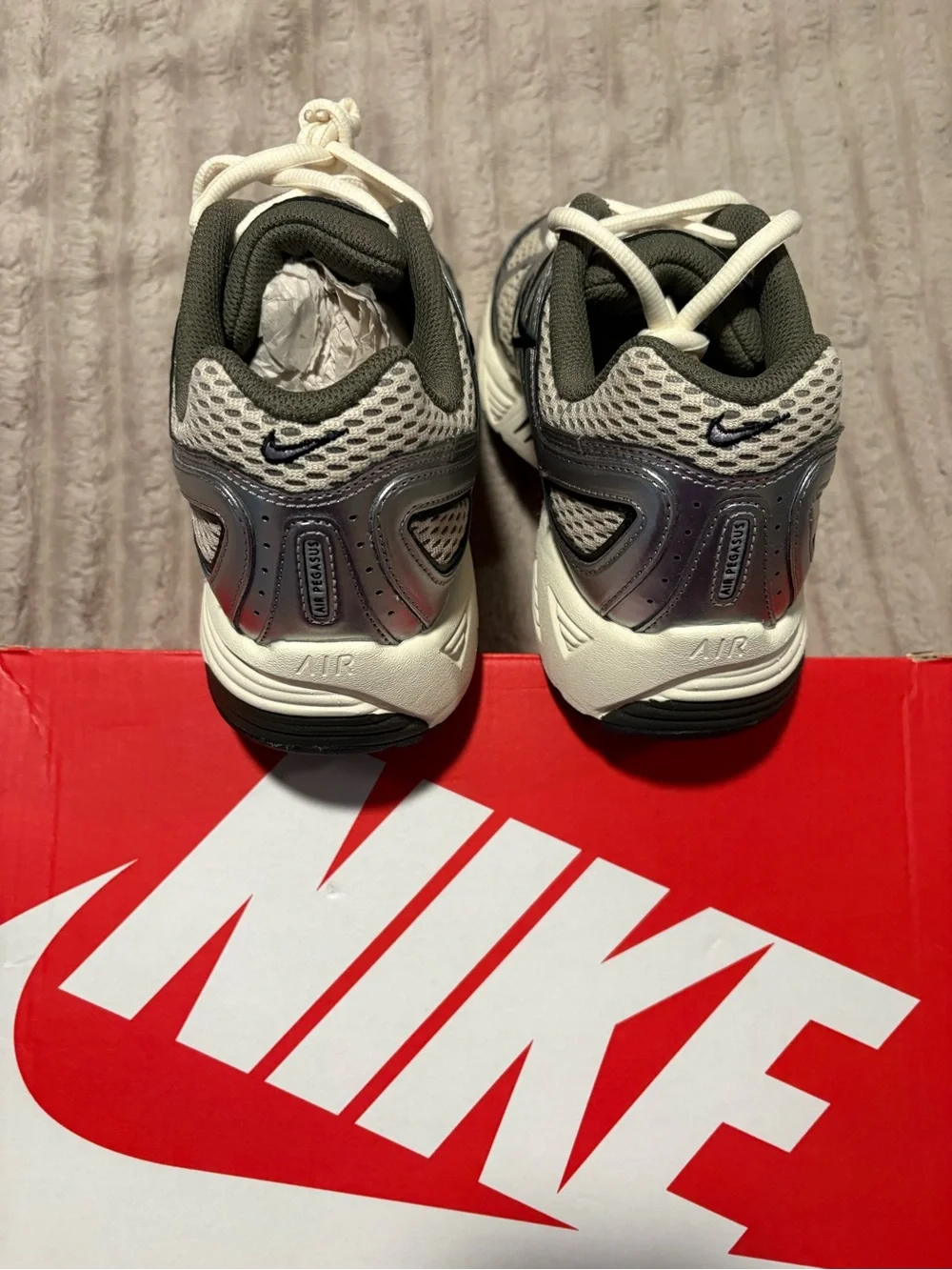 Nike Men’s size 9.5 Silver & Cream Running Sneakers BNWT-